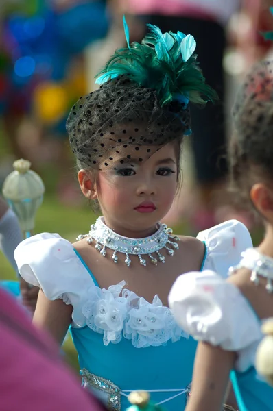 Niet-geïdentificeerde Thaise studenten in ceremonie tijdens sport parade — Stockfoto