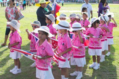 Tanımlanamayan Tay öğrenciler spor geçit töreni sırasında.