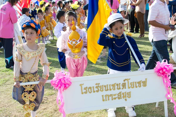 Estudantes tailandeses não identificados durante o desfile desportivo . — Fotografia de Stock