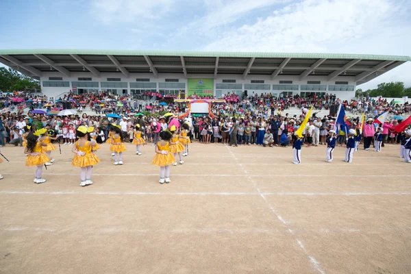 Étudiants thaïlandais non identifiés pendant le défilé sportif . — Photo