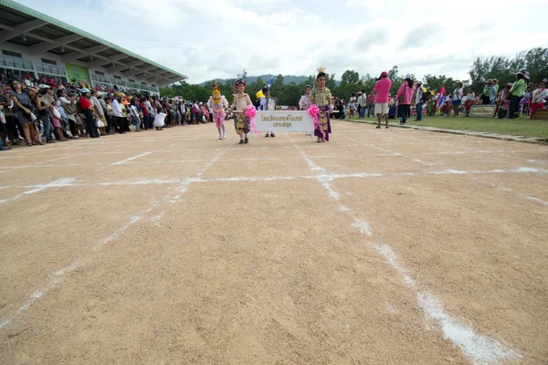 Niet-geïdentificeerde Thaise studenten tijdens sport parade. — Stockfoto