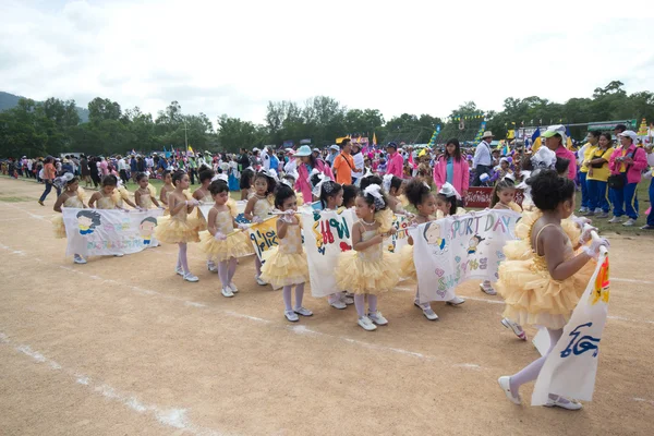 Estudiantes tailandeses no identificados durante el desfile deportivo . —  Fotos de Stock