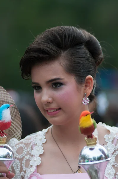 Niet-geïdentificeerde Thaise studenten tijdens sport parade. — Stockfoto