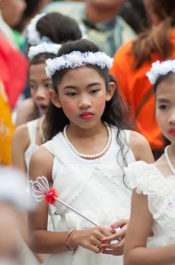 Tanımlanamayan Tay öğrenciler spor geçit töreni sırasında.