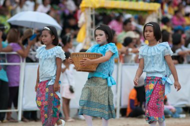 Tanımlanamayan Tay öğrenciler spor geçit töreni sırasında.