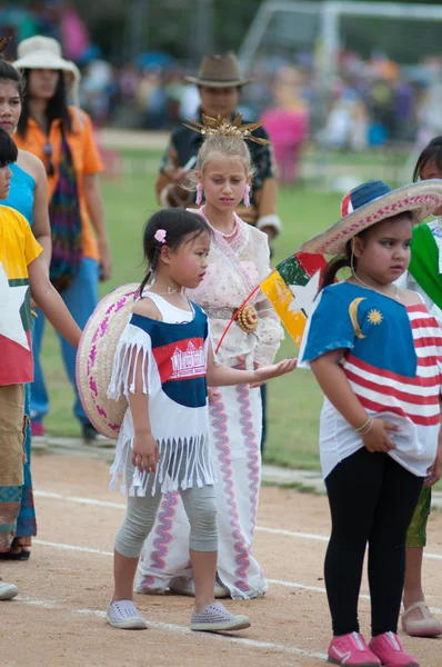 Étudiants thaïlandais non identifiés pendant le défilé sportif . — Photo