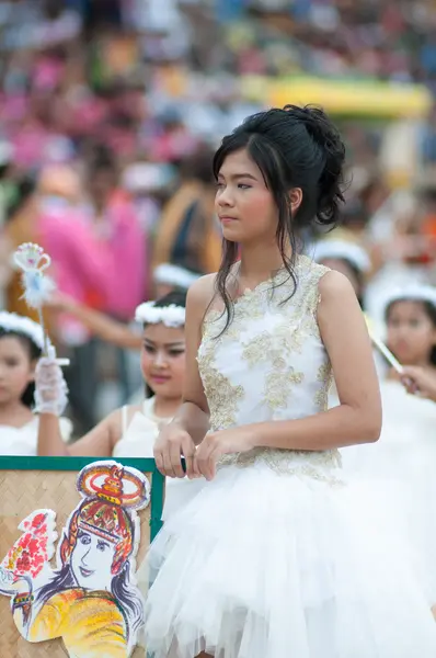 Niet-geïdentificeerde Thaise studenten tijdens sport parade. — Stockfoto