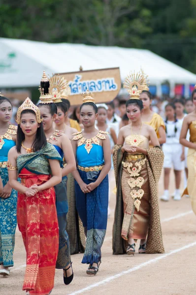 Estudiantes tailandeses no identificados durante el desfile deportivo . — Foto de Stock