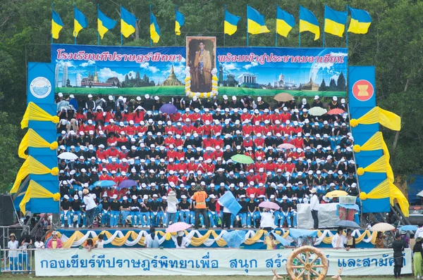 Niet-geïdentificeerde Thaise studenten tijdens sport parade. — Stockfoto