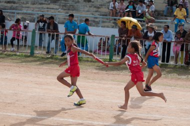 Tanımlanamayan Tay öğrenciler spor geçit töreni sırasında.