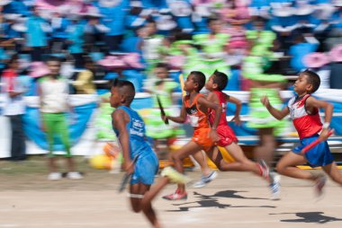 Tanımlanamayan Tay öğrenciler spor geçit töreni sırasında.