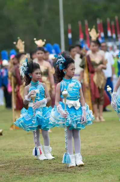 Estudiantes tailandeses no identificados durante el desfile deportivo . — Foto de Stock