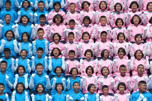 Estudantes tailandeses não identificados durante o desfile desportivo . — Fotografia de Stock