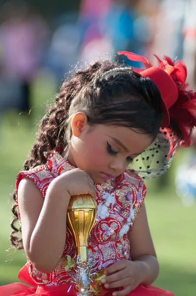 Niet-geïdentificeerde Thaise studenten tijdens sport parade. — Stockfoto