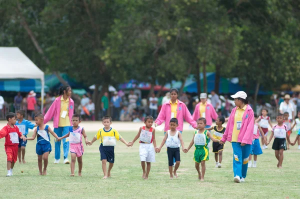 Estudantes tailandeses não identificados durante o desfile desportivo . — Fotografia de Stock