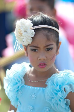 Tanımlanamayan Tay öğrenciler spor geçit töreni sırasında.