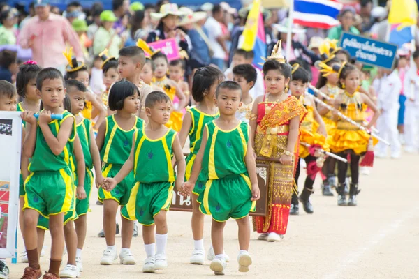 Estudiantes tailandeses no identificados durante el desfile deportivo . — Foto de Stock