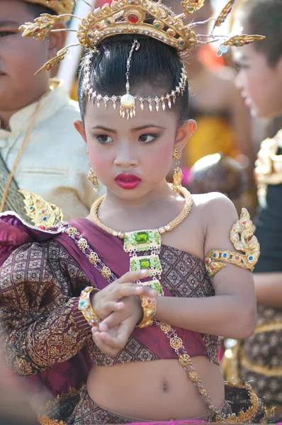 Oidentifierade thailändska studenter under sport parad. — Stockfoto