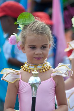 Tanımlanamayan Tay öğrenciler spor geçit töreni sırasında.