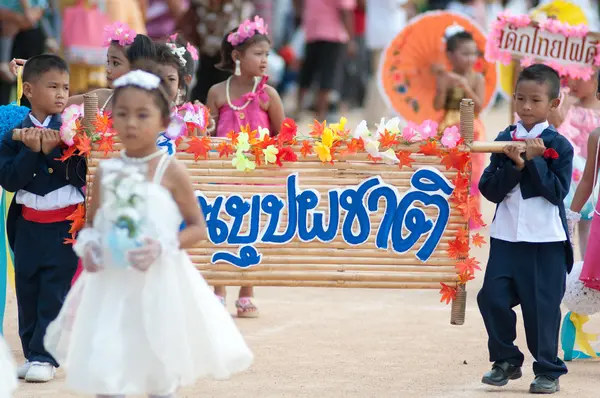 Étudiants thaïlandais non identifiés pendant le défilé sportif . — Photo