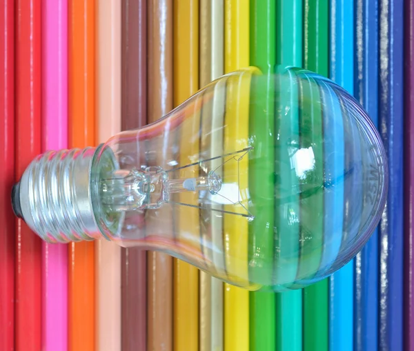 色鉛筆の背景の電球 — ストック写真