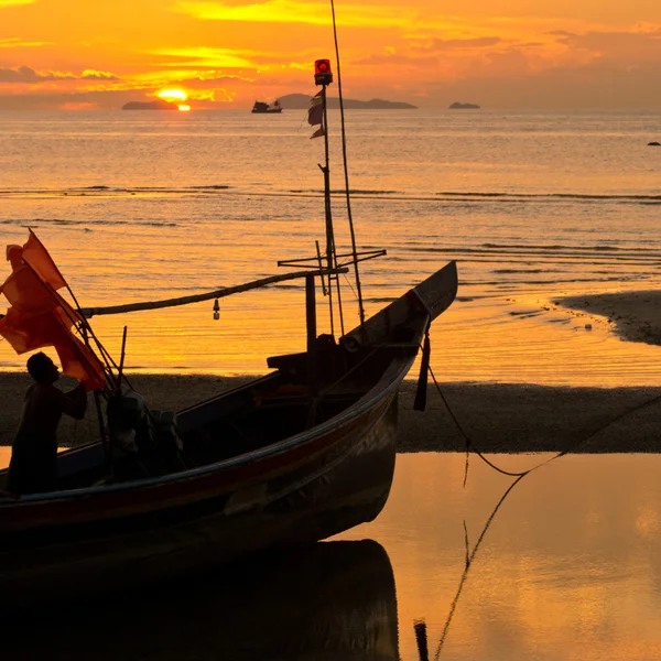 Paisaje marino y barco al atardecer —  Fotos de Stock