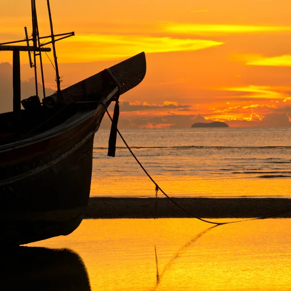 Paisaje marino y barco al atardecer —  Fotos de Stock