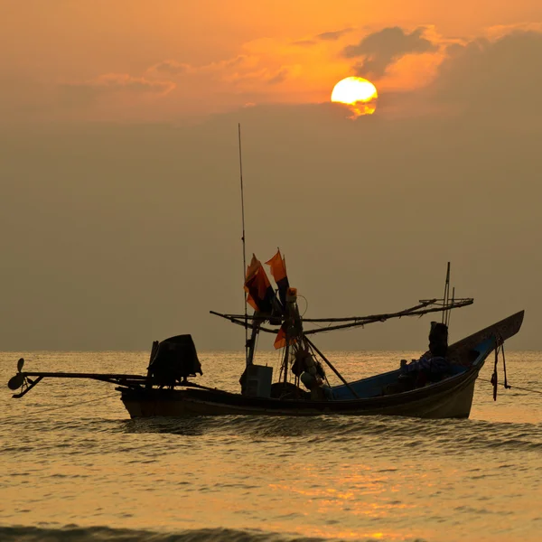 Paisaje marino y barco al atardecer — Foto de Stock