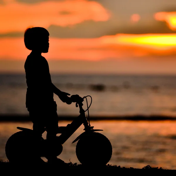 Garçon avec vélo — Photo