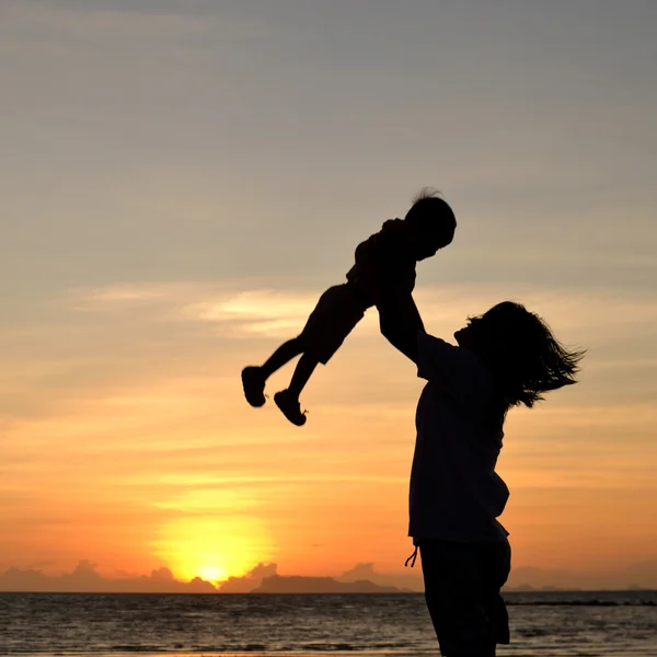 Mãe e menina pequena — Fotografia de Stock