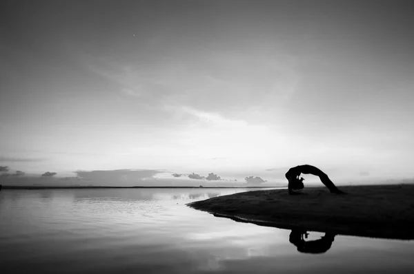 Silhouette femme avec position de yoga — Photo