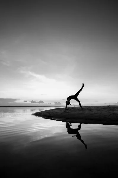 Silhouette kvinne med yoga posure – stockfoto