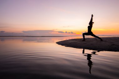 yoga posure kadınla siluet