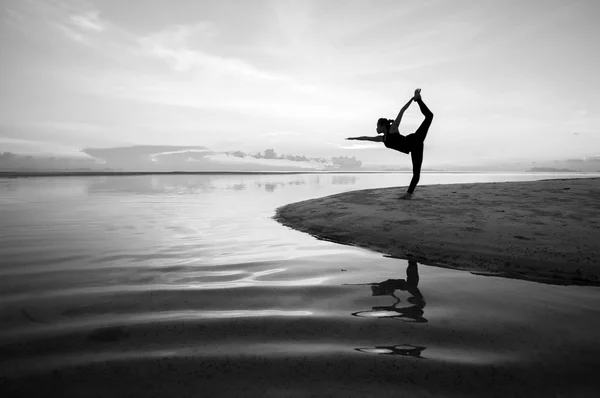 Mujer silueta con postura de yoga —  Fotos de Stock