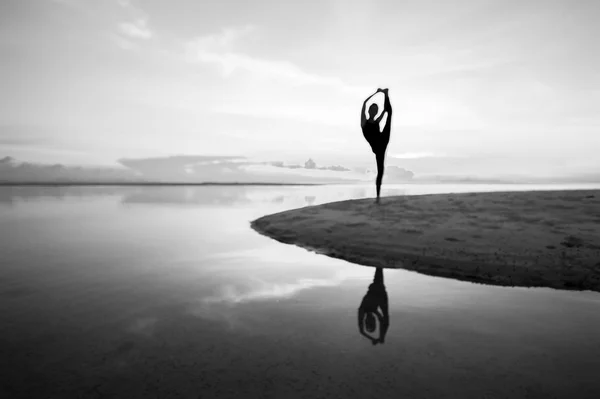 Silhouette Frau mit Yoga-Haltung — Stockfoto