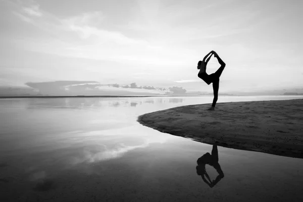 Silhouet vrouw met yoga posure — Stockfoto