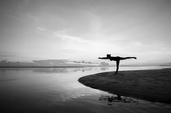 Silhouette donna con esposizione yoga — Foto Stock