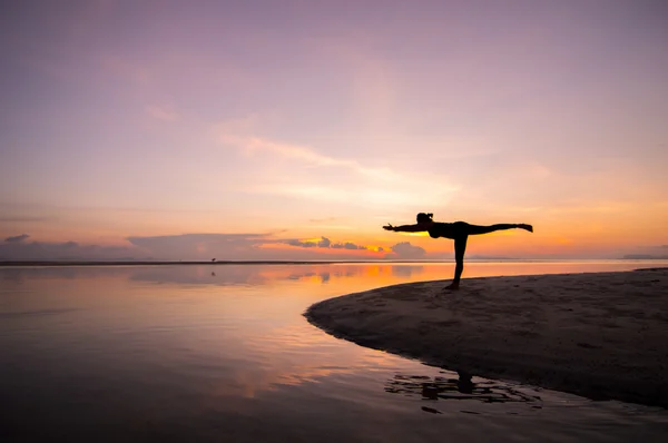 Silhouette woman with yoga posure — Stock Photo, Image