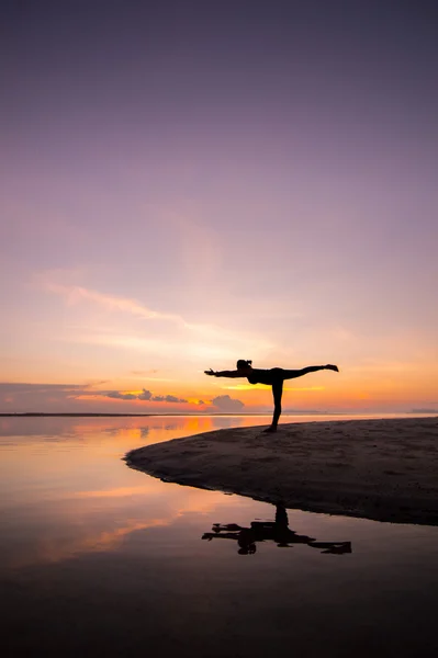 Silhouette woman with yoga posure — Stock Photo, Image