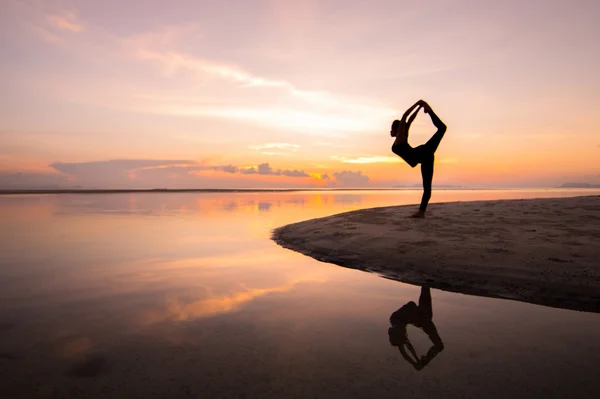 Yoga posure kadınla siluet — Stok fotoğraf