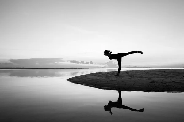 Silhouette nő jóga posure — Stock Fotó