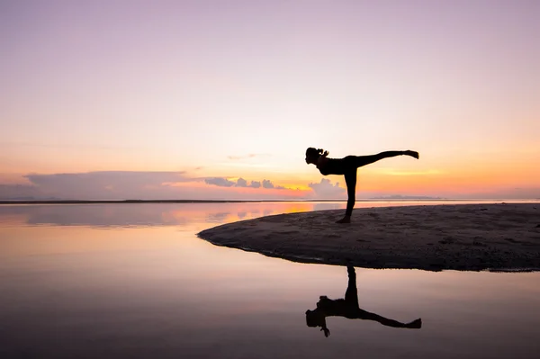 Silhouette kvinde med yoga posure - Stock-foto