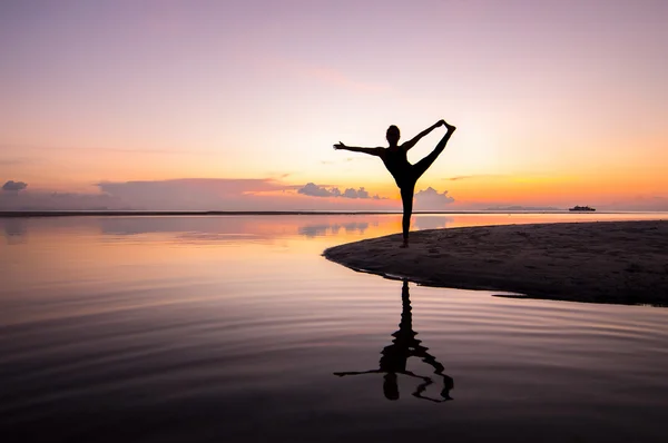 Mujer silueta con postura de yoga — Foto de Stock