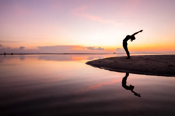 Mujer silueta con postura de yoga —  Fotos de Stock