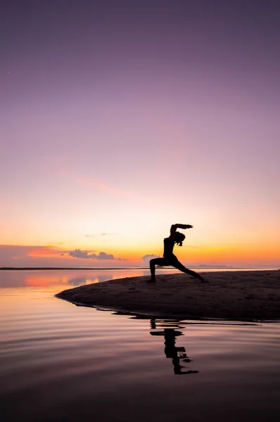 Silhouette kvinde med yoga posure - Stock-foto