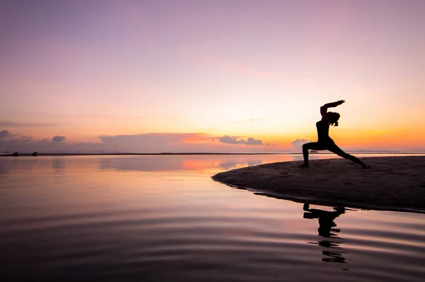 Silhouette woman with yoga posure — Stock Photo, Image