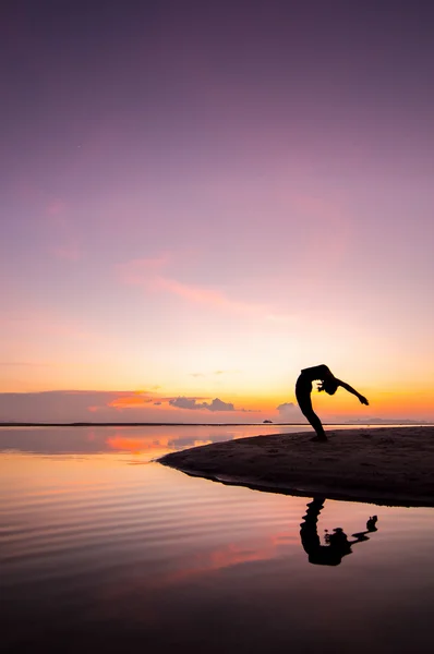 Yoga posure kadınla siluet — Stok fotoğraf