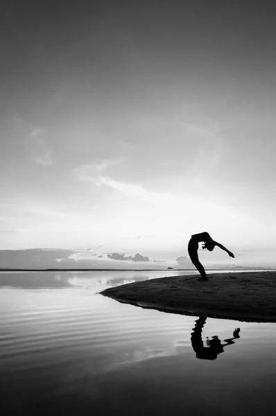 Silhouette kvinne med yoga posure – stockfoto