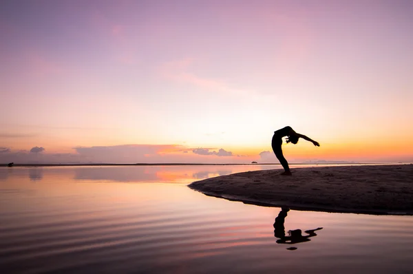 Mujer silueta con postura de yoga — Foto de Stock