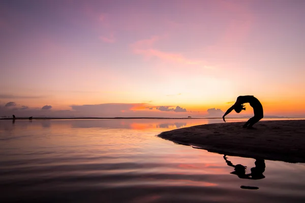 Silhouette kvinde med yoga posure - Stock-foto